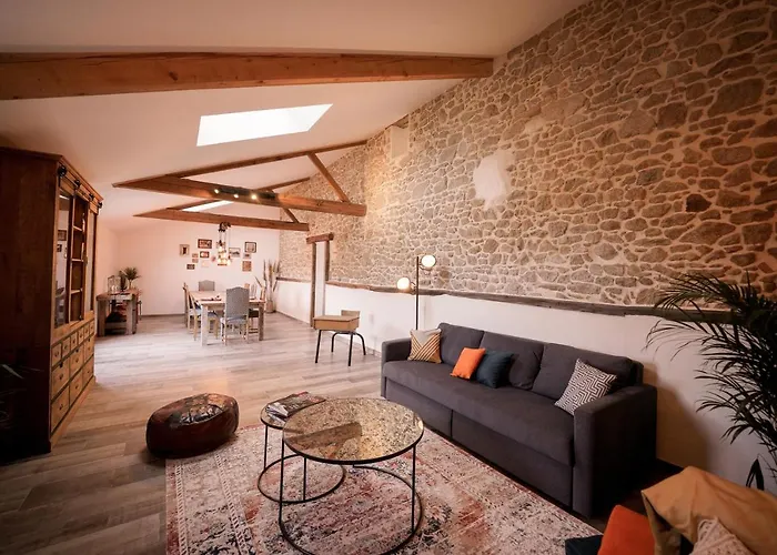 Proche Puydufou - Gite Maison La Rouliere